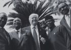 O preço da ajuda: O Governo de Trump transforma a cooperação com África num instrumento de acesso a recursos